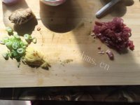美味的皮蛋瘦肉粥做法图解2)