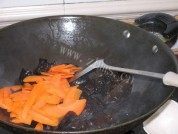 胡萝卜炒木耳做法图解4)