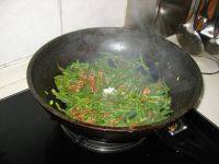 美味的豆角炒肉做法图解6)