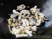 辣椒炒鱿鱼做法图解2)
