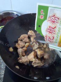 口味极佳的小鸡炖土豆做法图解5)