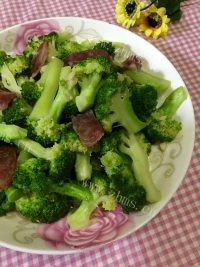 家常菜腊肠炒西兰花
