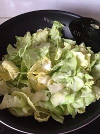 家常包菜炒肉做法图解5)