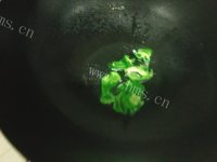 妈妈最爱的蚕豆炒鸡蛋做法图解4)
