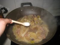 家常菜五花肉白菜炖粉条做法图解9)