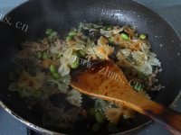 简单快捷的毛豆木耳蝴蝶面做法图解12)