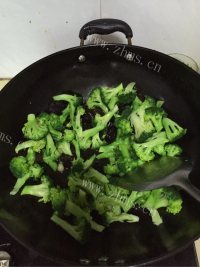 香气浓郁的西兰花炒木耳做法图解4)