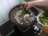 口感极佳的牛肉丸菠菜汤