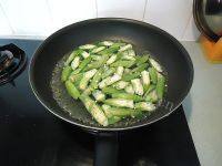 「美味可口」辣炒虾仁秋葵做法图解3)