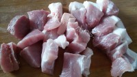 美味梅菜干煲五花肉做法图解2)