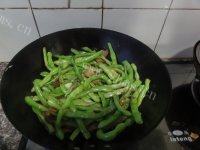 「家有大厨」五花肉炖豆角做法图解5)