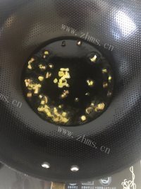 质嫩爽口的金针菇炒肉做法图解3)