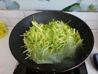 诱人的蒜苗炒鸡蛋做法图解6)