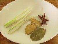 家常菜土豆粉蒸肉做法图解1)