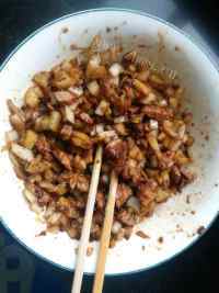 美味的洋葱肉饼做法图解5)