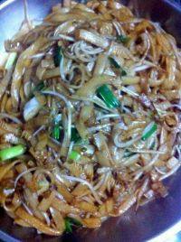 美味的豆芽炒河粉