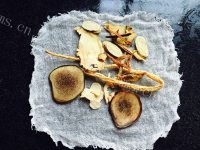 美味的药膳乌鸡煲做法图解5)