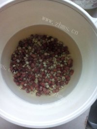 美味佳肴般的红豆薏米粥做法图解1)