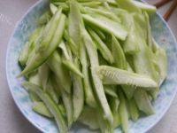 家常菜丝瓜炒肉丝做法图解1)