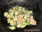 家常菜黄瓜炒五花肉做法图解4)