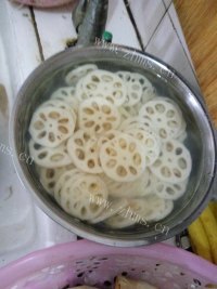 家常菜爆炒藕片做法图解2)