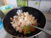 家常菜西芹炒豆皮做法图解5)