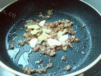 美味的肉末酸豆角粉条做法图解5)