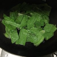 热腾腾的泡椒牛蛙做法图解2)