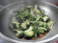很有食欲的剁椒西兰花做法图解4)
