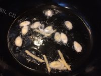 家常菜芹菜炒虾仁做法图解2)