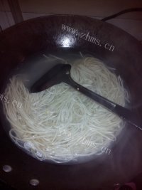 美味的麻辣面做法图解6)