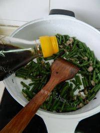美味的橄榄肉末炒豆角做法图解9)
