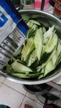 喷香的黄瓜炒肉做法图解3)
