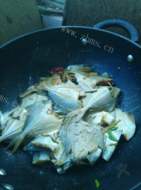 好吃的清炒鲳鱼做法图解4)