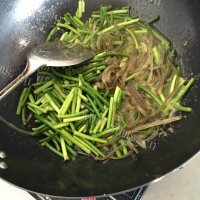 美味的蒜苔炒扁粉丝做法图解3)