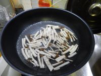 健康的油菜炒蟹味菇做法图解4)