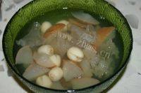 美味的银耳莲子炖雪梨