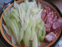 家常菜芹菜炒腊肠做法图解2)
