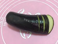 芳香四溢的肉末蒸茄子做法图解3)