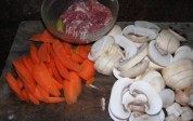 家常菜蘑菇胡萝卜炒肉做法图解1)
