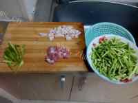 家常菜蒜苔炒肉做法图解1)