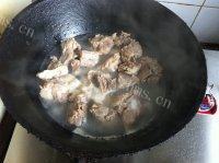 常吃不腻的土豆炖排骨做法图解1)