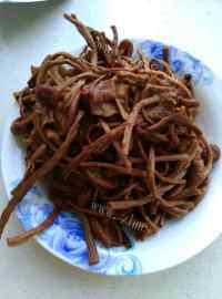 美味的茶树菇炖老鸭做法图解7)