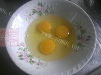妈妈做的香椿炒鸡蛋的做法图解三