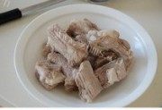口感极佳的海带结萝卜排骨汤做法图解3)