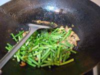家常菜蒜薹炒肉做法图解10)
