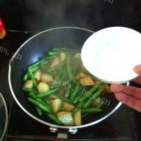 家常菜土豆炖豆角