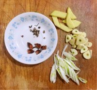 美味的红烧板栗鸡翅做法图解7)