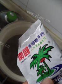 美味的椰香奶茶做法图解4)