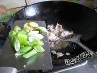 家常菜肉炒香菇做法图解5)